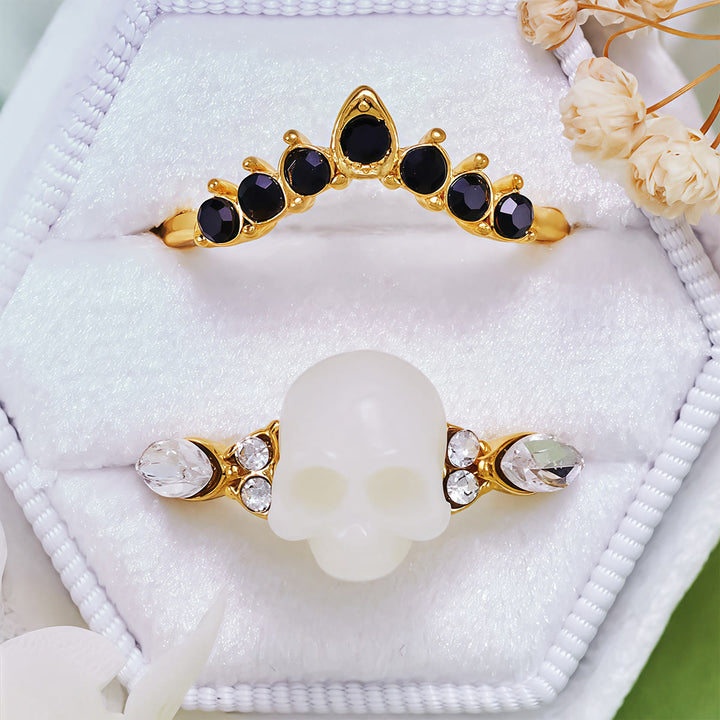 Conjunto de anillos con corona de moissanita y calavera de resina gótica de Olivenorma