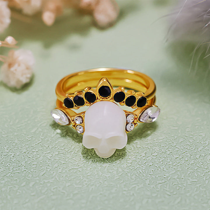 Conjunto de anillos con corona de moissanita y calavera de resina gótica de Olivenorma