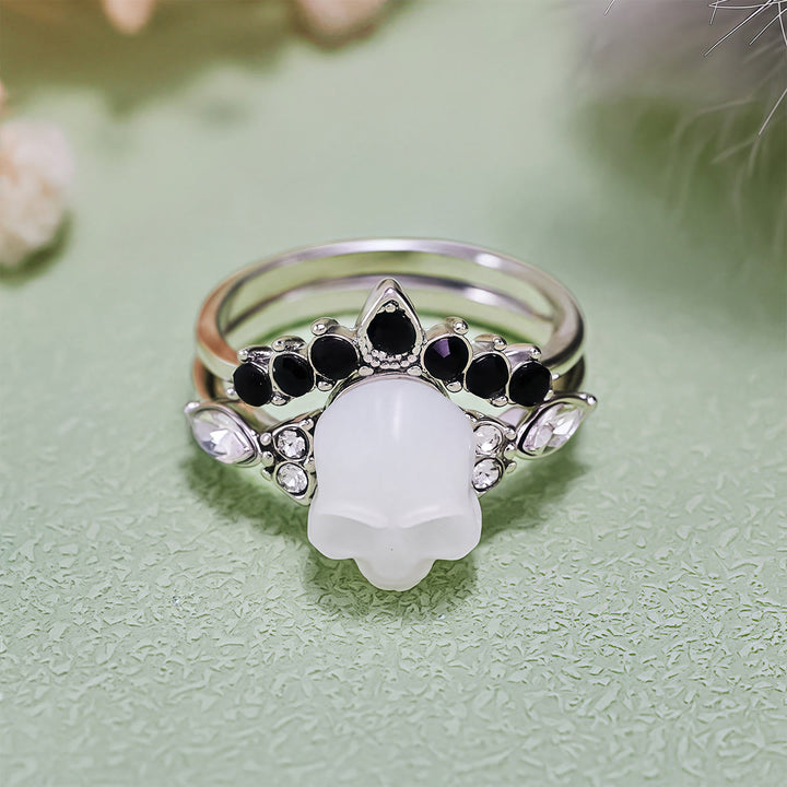 Conjunto de anillos con corona de moissanita y calavera de resina gótica de Olivenorma