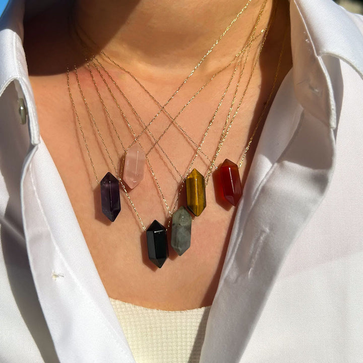 Collar de acero y titanio con colgante de doble punta de cristal Olivenorma
