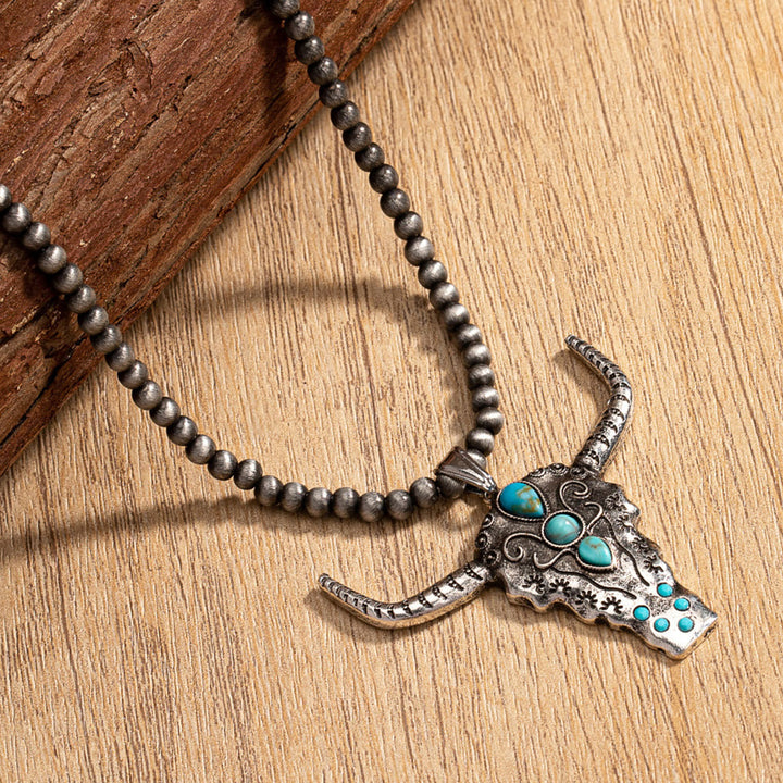Collar con colgante de cabeza de toro turquesa y cuentas de piedra natural de Olivenorma
