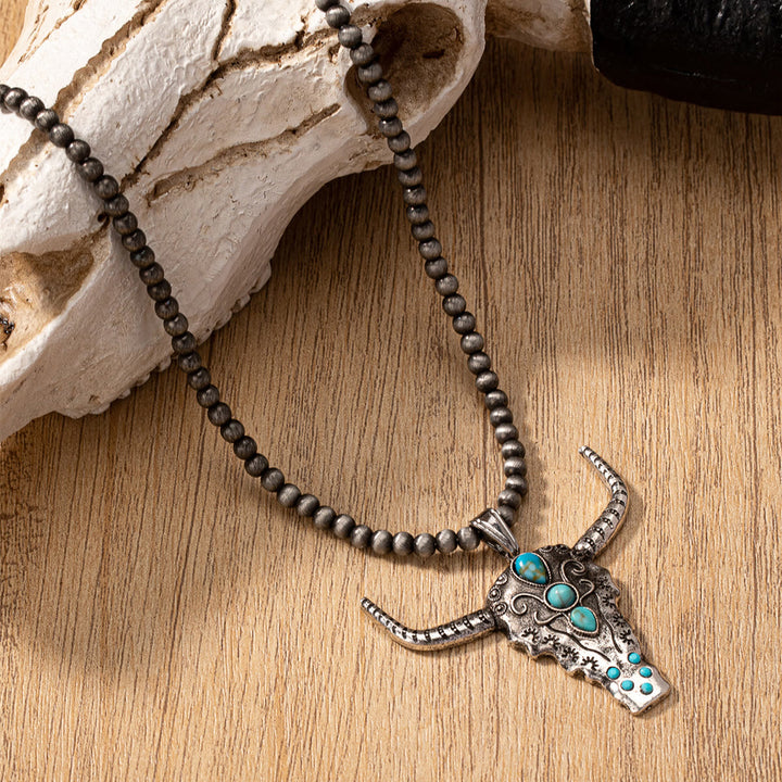 Collar con colgante de cabeza de toro turquesa y cuentas de piedra natural de Olivenorma