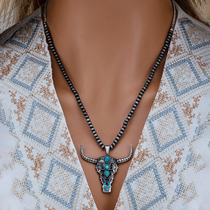 Collar con colgante de cabeza de toro turquesa y cuentas de piedra natural de Olivenorma