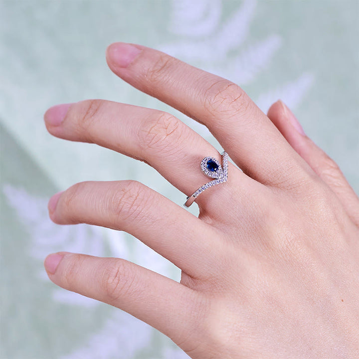 Anillo Olivenorma con corona en forma de lágrima y topacio azul