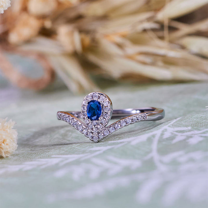 Anillo Olivenorma con corona en forma de lágrima y topacio azul