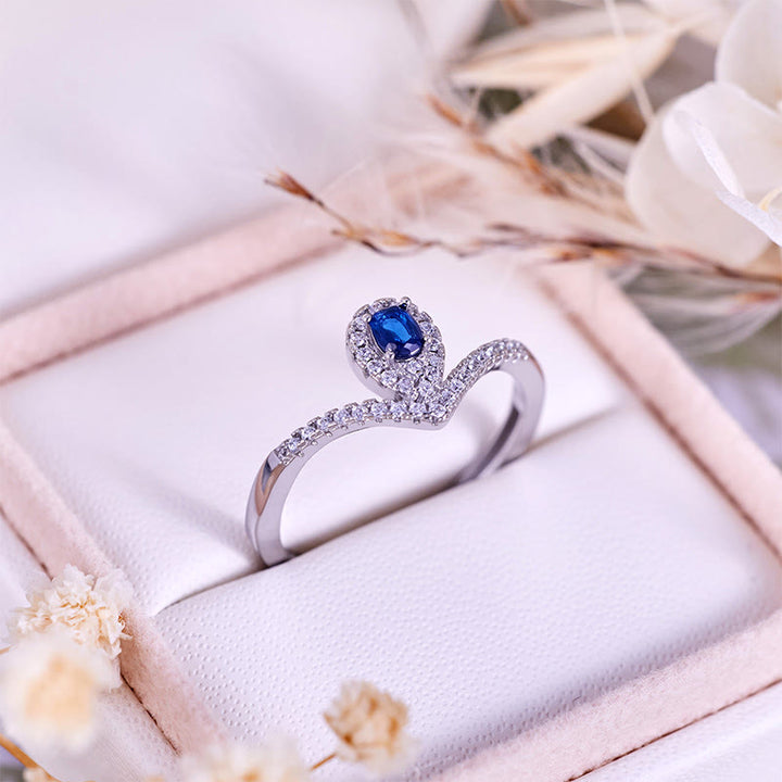 Anillo Olivenorma con corona en forma de lágrima y topacio azul