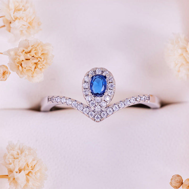 Anillo Olivenorma con corona en forma de lágrima y topacio azul