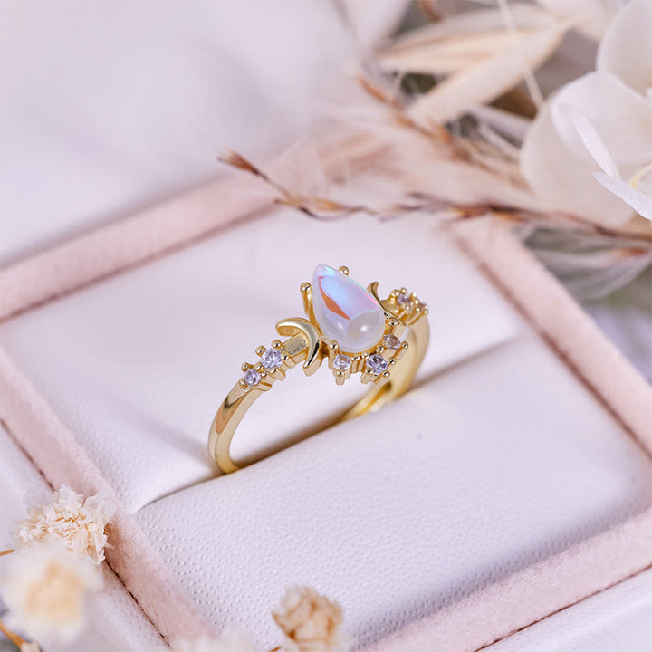 Anillo de doble luna con piedra lunar artificial talla lágrima de Olivenorma