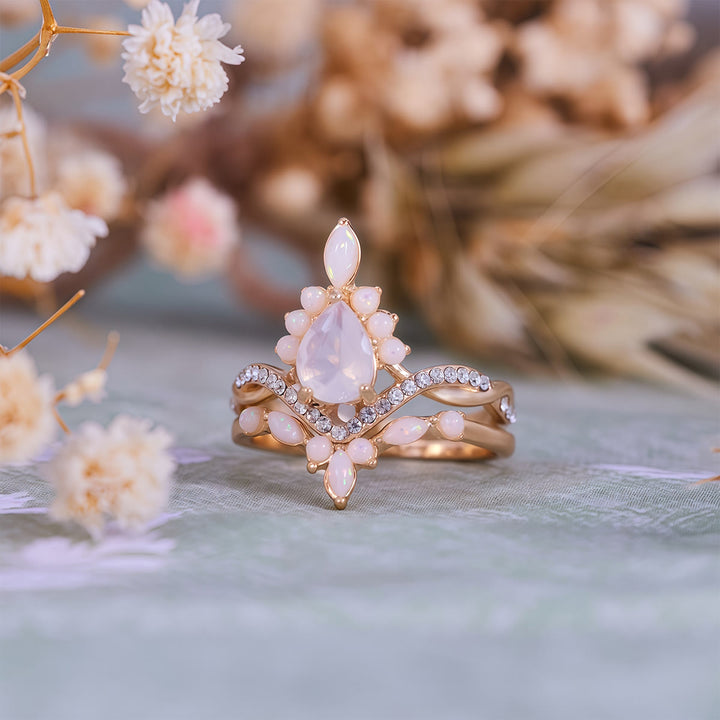Anillo Olivenorma con diseño de corona de calcedonia blanca con corte de pera