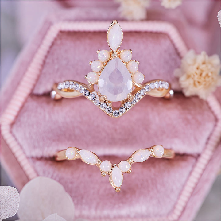 Anillo Olivenorma con diseño de corona de calcedonia blanca con corte de pera