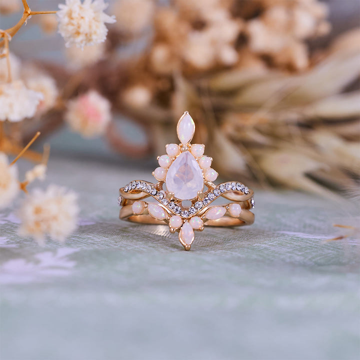 Anillo Olivenorma con diseño de corona de calcedonia blanca con corte de pera