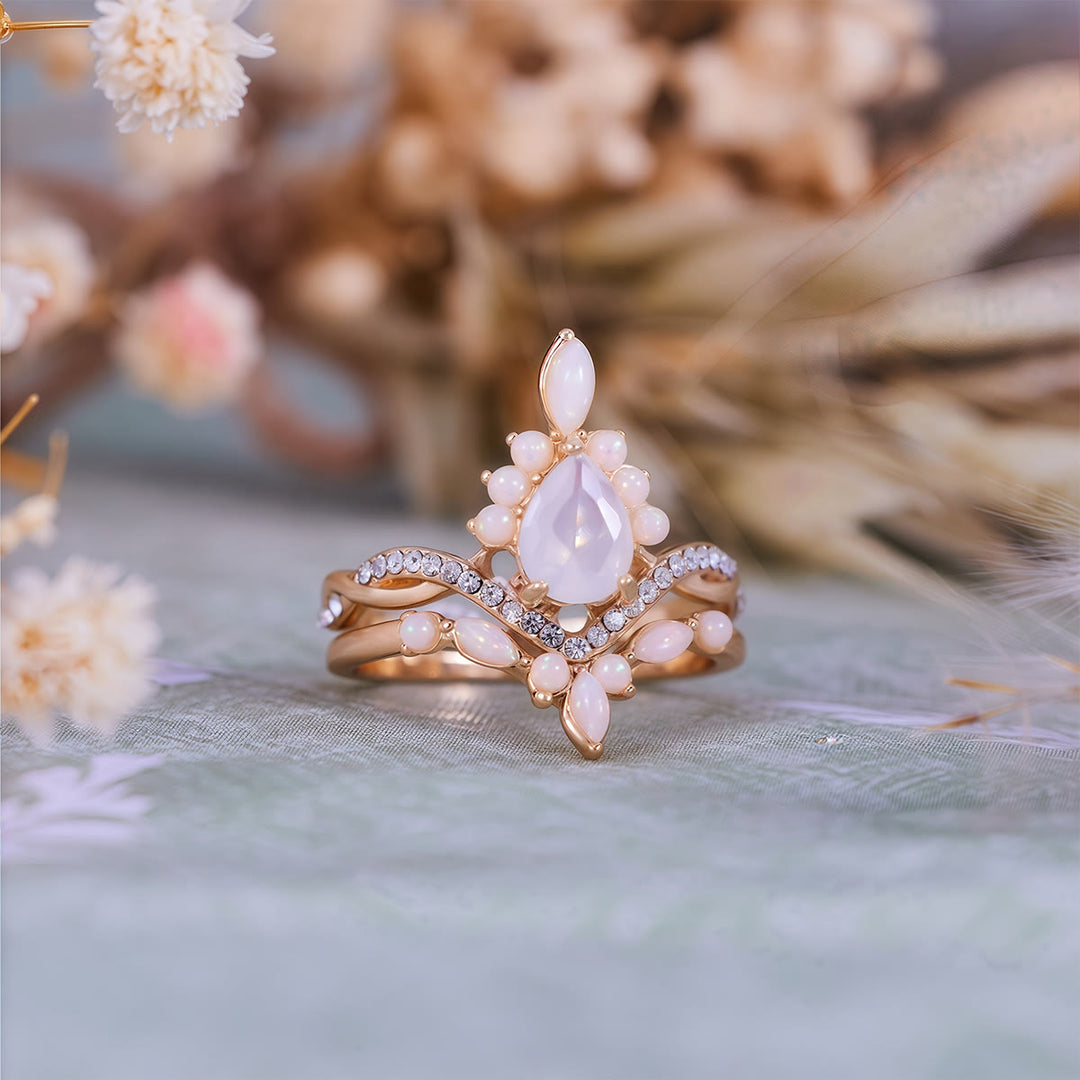 Anillo Olivenorma con diseño de corona de calcedonia blanca con corte de pera