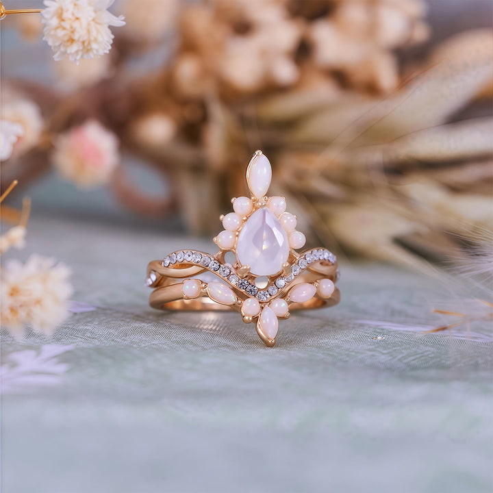 Anillo Olivenorma con diseño de corona de calcedonia blanca con corte de pera