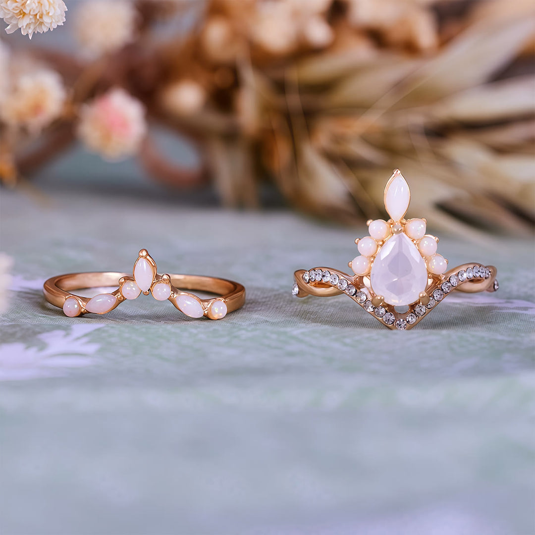 Anillo Olivenorma con diseño de corona de calcedonia blanca con corte de pera