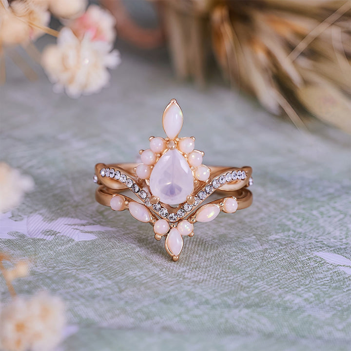 Anillo Olivenorma con diseño de corona de calcedonia blanca con corte de pera