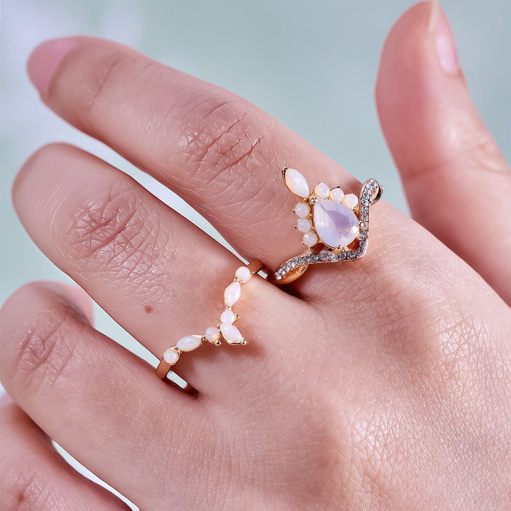 Anillo Olivenorma con diseño de corona de calcedonia blanca con corte de pera