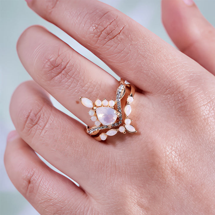 Anillo Olivenorma con diseño de corona de calcedonia blanca con corte de pera