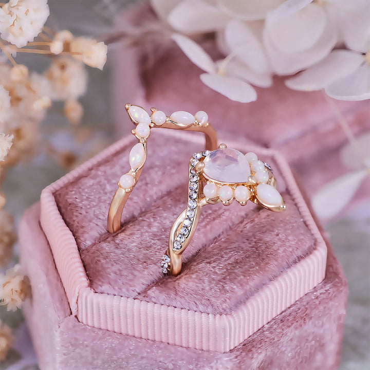 Anillo Olivenorma con diseño de corona de calcedonia blanca con corte de pera
