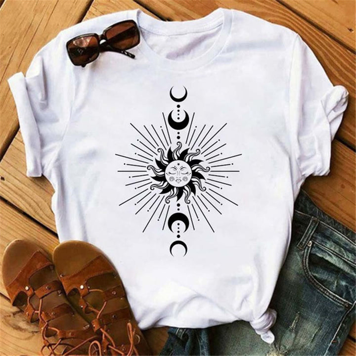 Camiseta Olivenorma de poliéster con estampado de luna, gato negro y loto