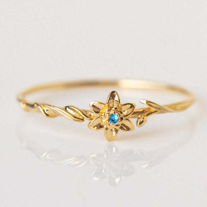 Anillo de oro con flor de nacimiento y delicado diseño de Olivenorma