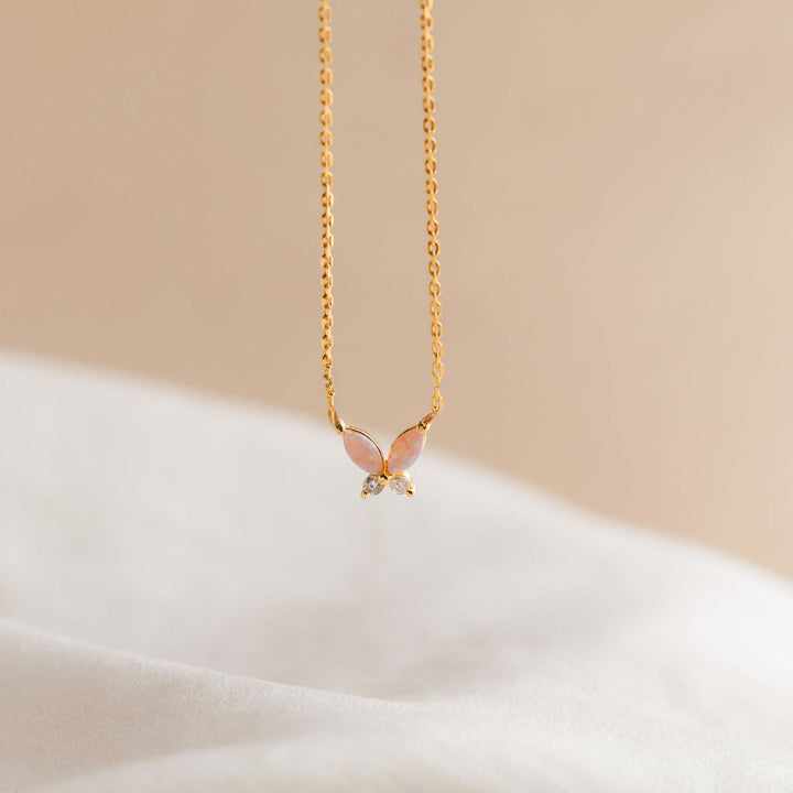 Collar de acero y titanio con colgante de mariposa de ópalo azul y rosa de Olivenorma