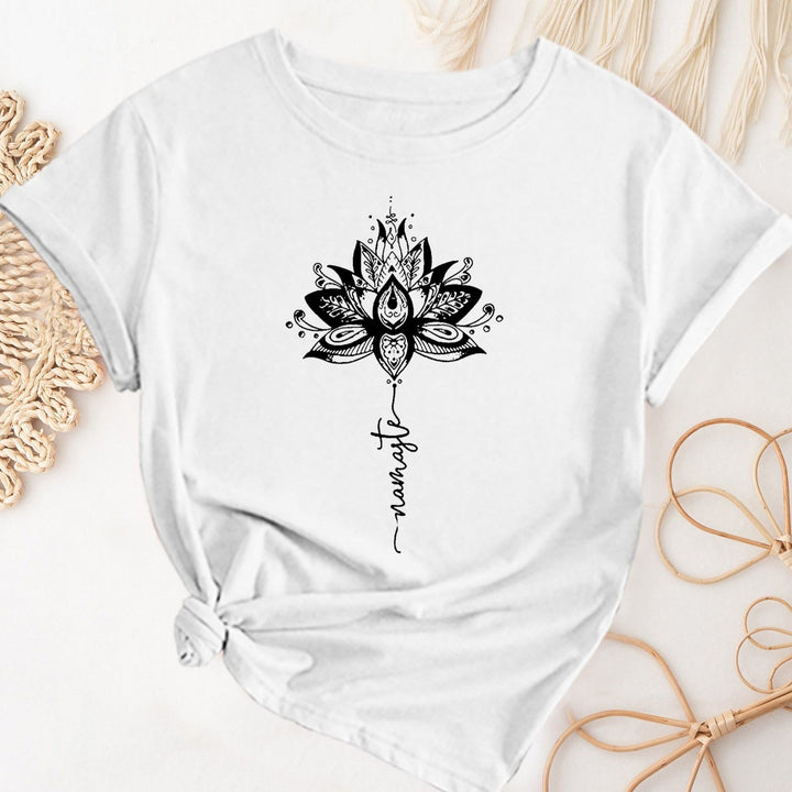 Camiseta Olivenorma de manga corta con cuello redondo y estampado de letras y loto