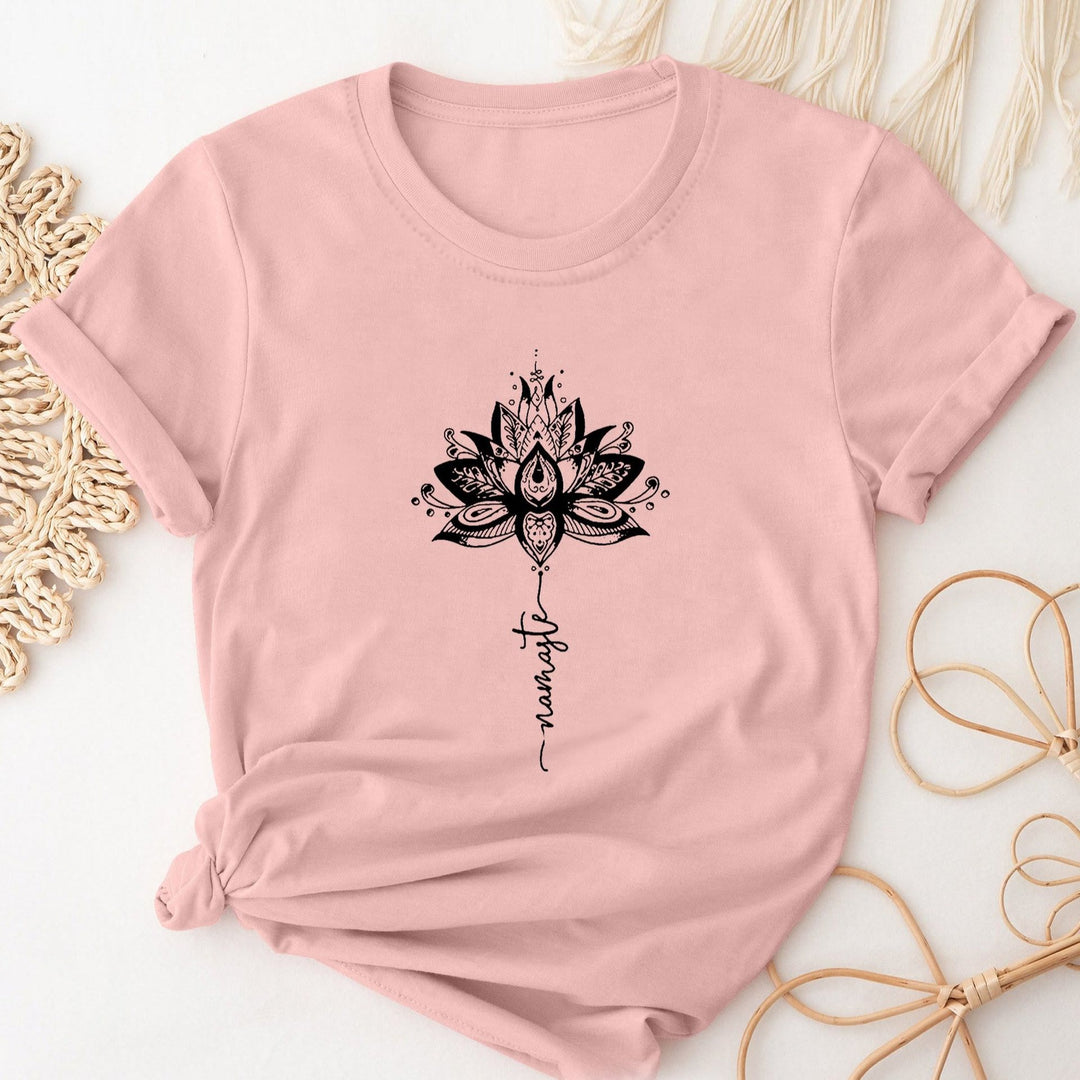 Camiseta Olivenorma de manga corta con cuello redondo y estampado de letras y loto