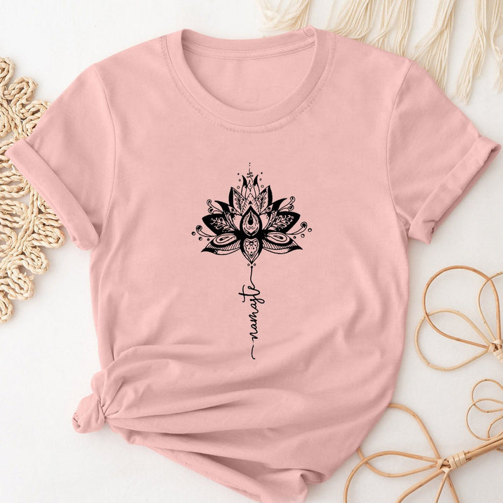 Camiseta Olivenorma de manga corta con cuello redondo y estampado de letras y loto
