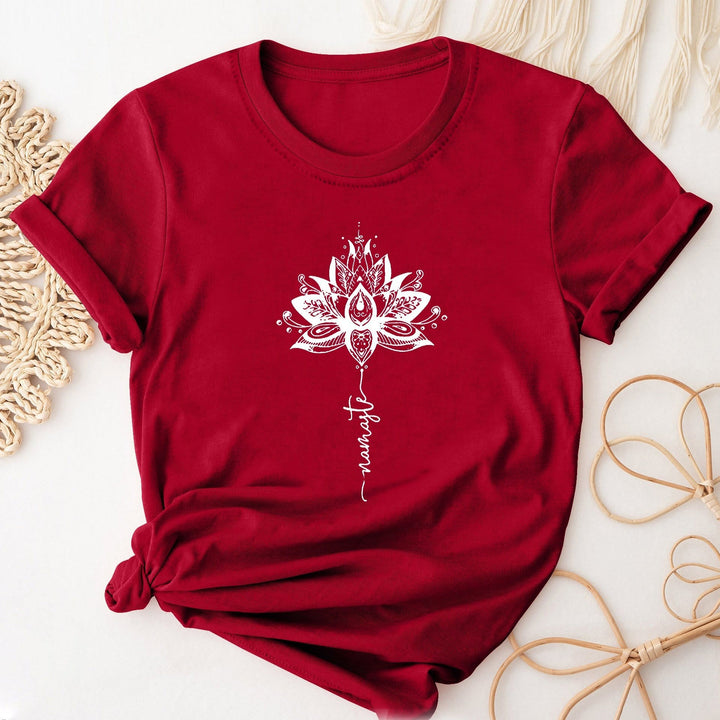 Camiseta Olivenorma de manga corta con cuello redondo y estampado de letras y loto