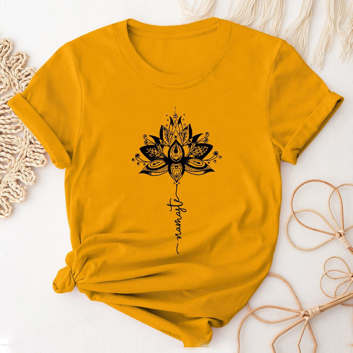 Camiseta Olivenorma de manga corta con cuello redondo y estampado de letras y loto
