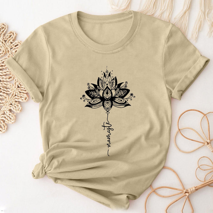 Camiseta Olivenorma de manga corta con cuello redondo y estampado de letras y loto
