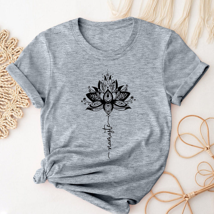 Camiseta Olivenorma de manga corta con cuello redondo y estampado de letras y loto