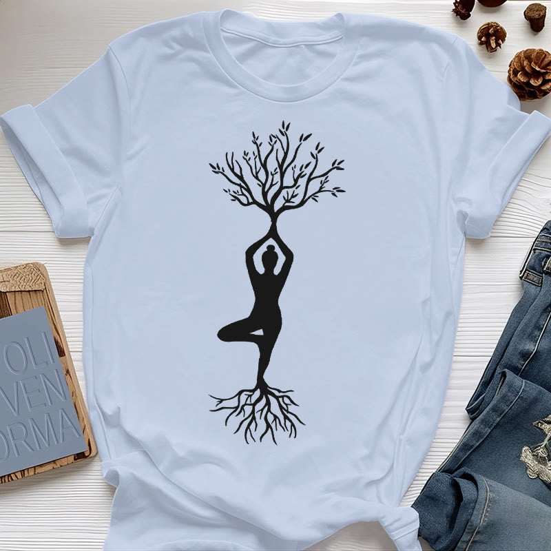Camiseta Olivenorma con la postura del árbol de yoga con raíces