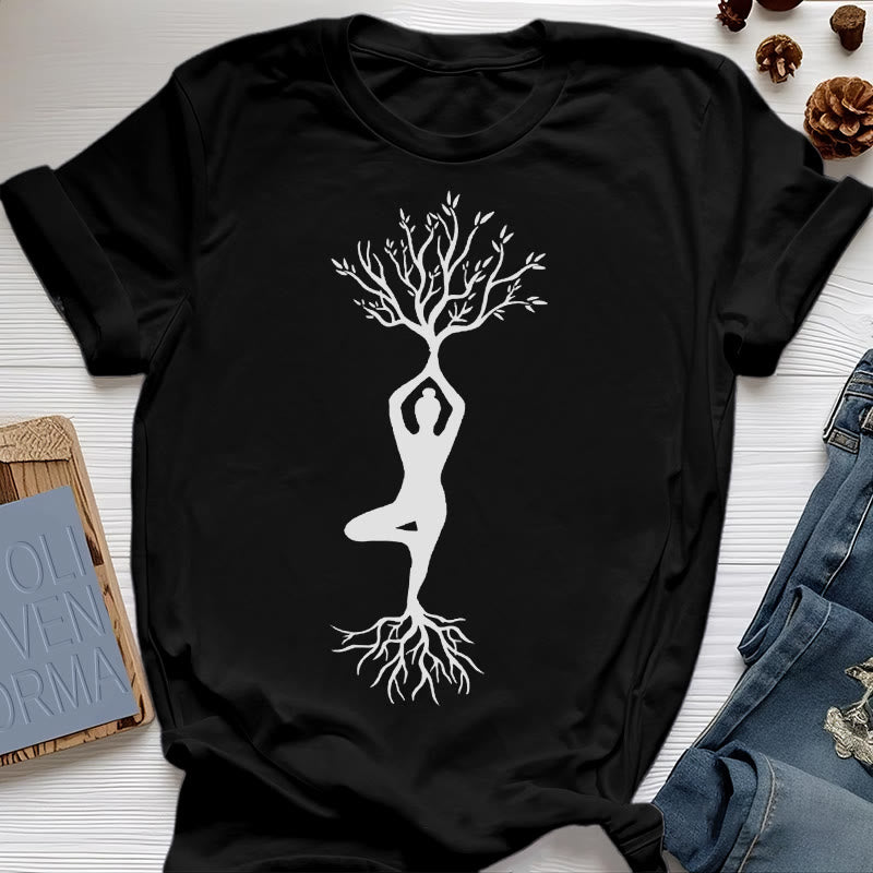 Camiseta Olivenorma con la postura del árbol de yoga con raíces