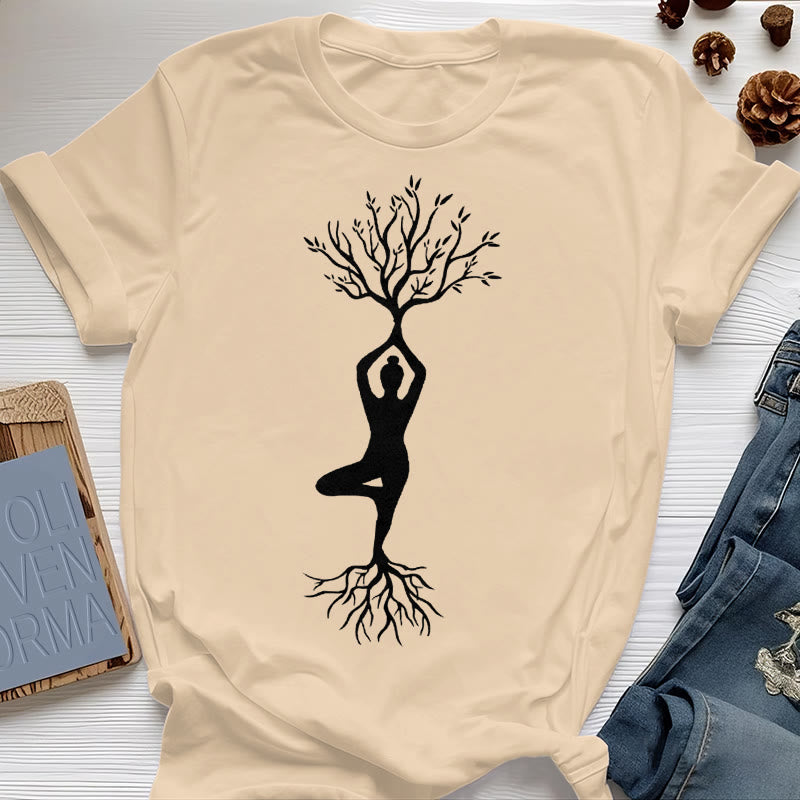 Camiseta Olivenorma con la postura del árbol de yoga con raíces