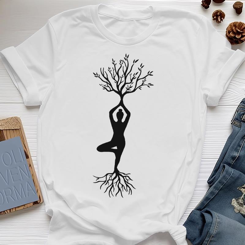 Camiseta Olivenorma con la postura del árbol de yoga con raíces
