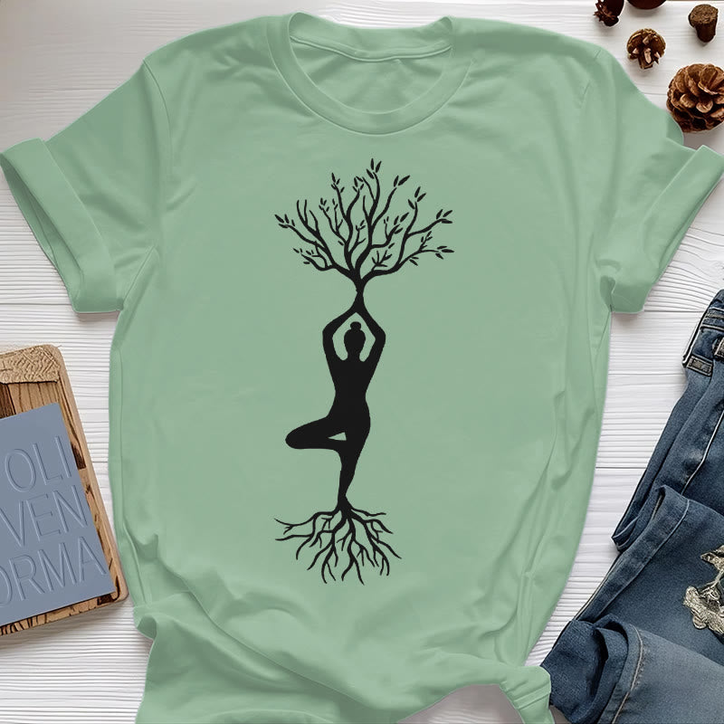 Camiseta Olivenorma con la postura del árbol de yoga con raíces