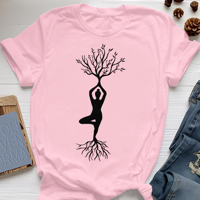 Camiseta Olivenorma con la postura del árbol de yoga con raíces