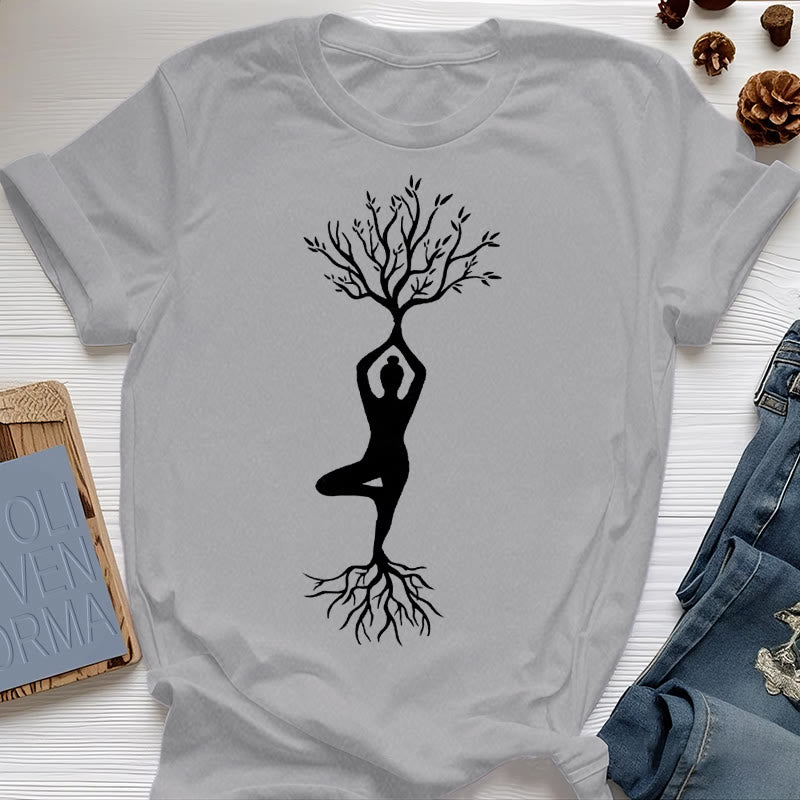 Camiseta Olivenorma con la postura del árbol de yoga con raíces