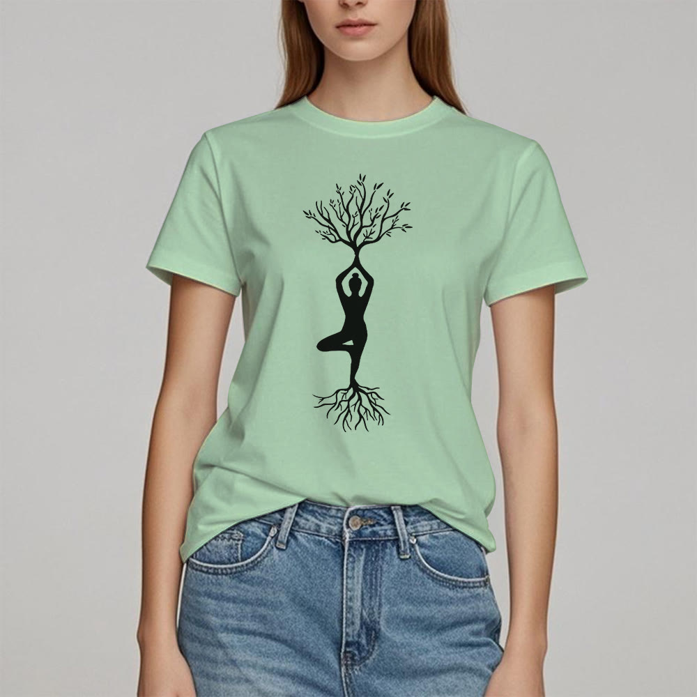 Camiseta Olivenorma con la postura del árbol de yoga con raíces