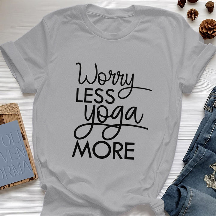 Camiseta Olivenorma "Preocúpate menos, haz más yoga" para amantes del yoga. Camiseta de meditación. - Gris - 2XL - image 1
