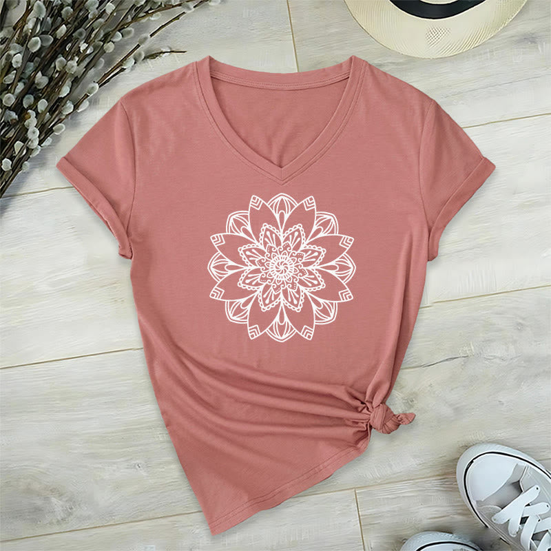 Camiseta floral de mandala Olivenorma con cuello en V y corte regular, camiseta espiritual de loto - Rosa - 2XL - image 1