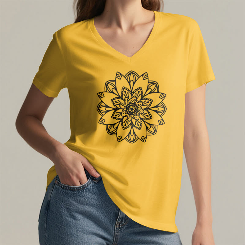 Camiseta floral de mandala Olivenorma con cuello en V y corte regular, camiseta espiritual de loto - image 15