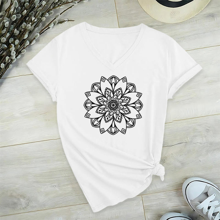 Camiseta floral de mandala Olivenorma con cuello en V y corte regular, camiseta espiritual de loto - Blanco - 2XL - image 10