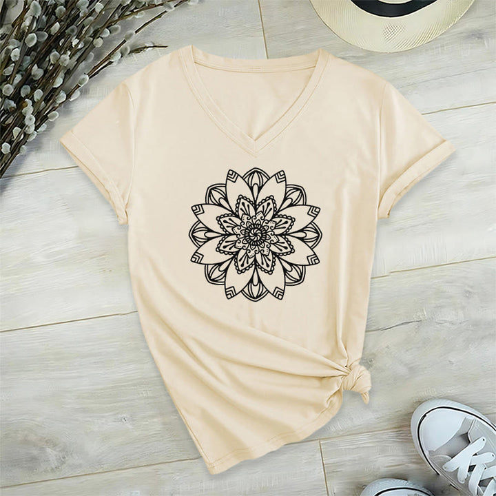Camiseta floral de mandala Olivenorma con cuello en V y corte regular, camiseta espiritual de loto - Beige - 2XL - image 12