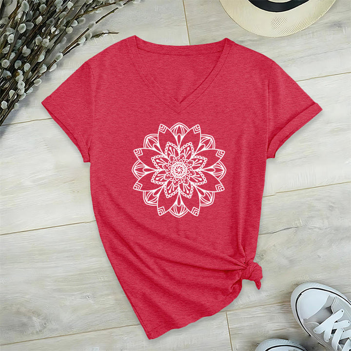 Camiseta floral de mandala Olivenorma con cuello en V y corte regular, camiseta espiritual de loto - Rojo - 2XL - image 28