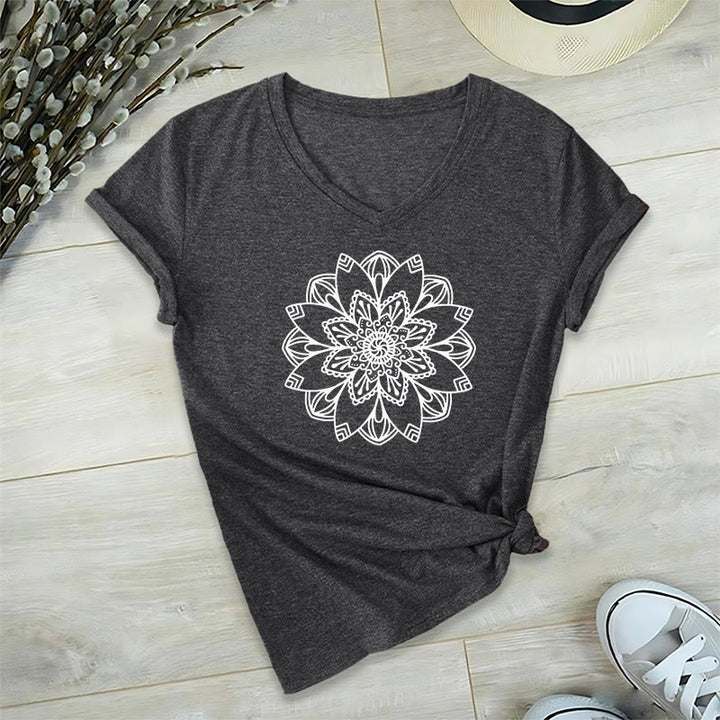 Camiseta floral de mandala Olivenorma con cuello en V y corte regular, camiseta espiritual de loto - Gris - 2XL - image 24