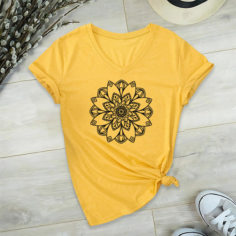Camiseta floral de mandala Olivenorma con cuello en V y corte regular, camiseta espiritual de loto - Amarillo - 2XL - image 14
