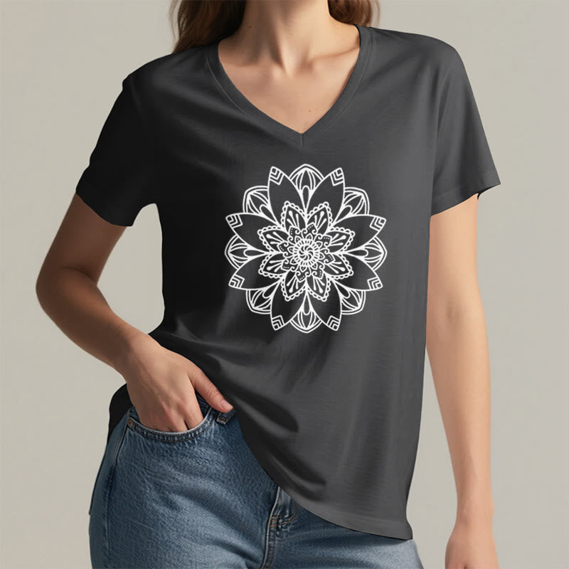 Camiseta floral de mandala Olivenorma con cuello en V y corte regular, camiseta espiritual de loto - image 25