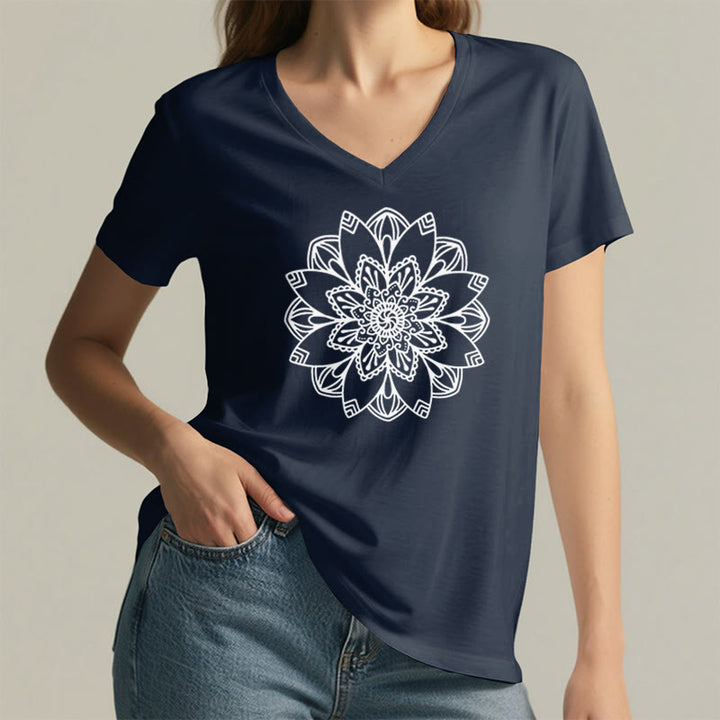 Camiseta floral de mandala Olivenorma con cuello en V y corte regular, camiseta espiritual de loto - image 23